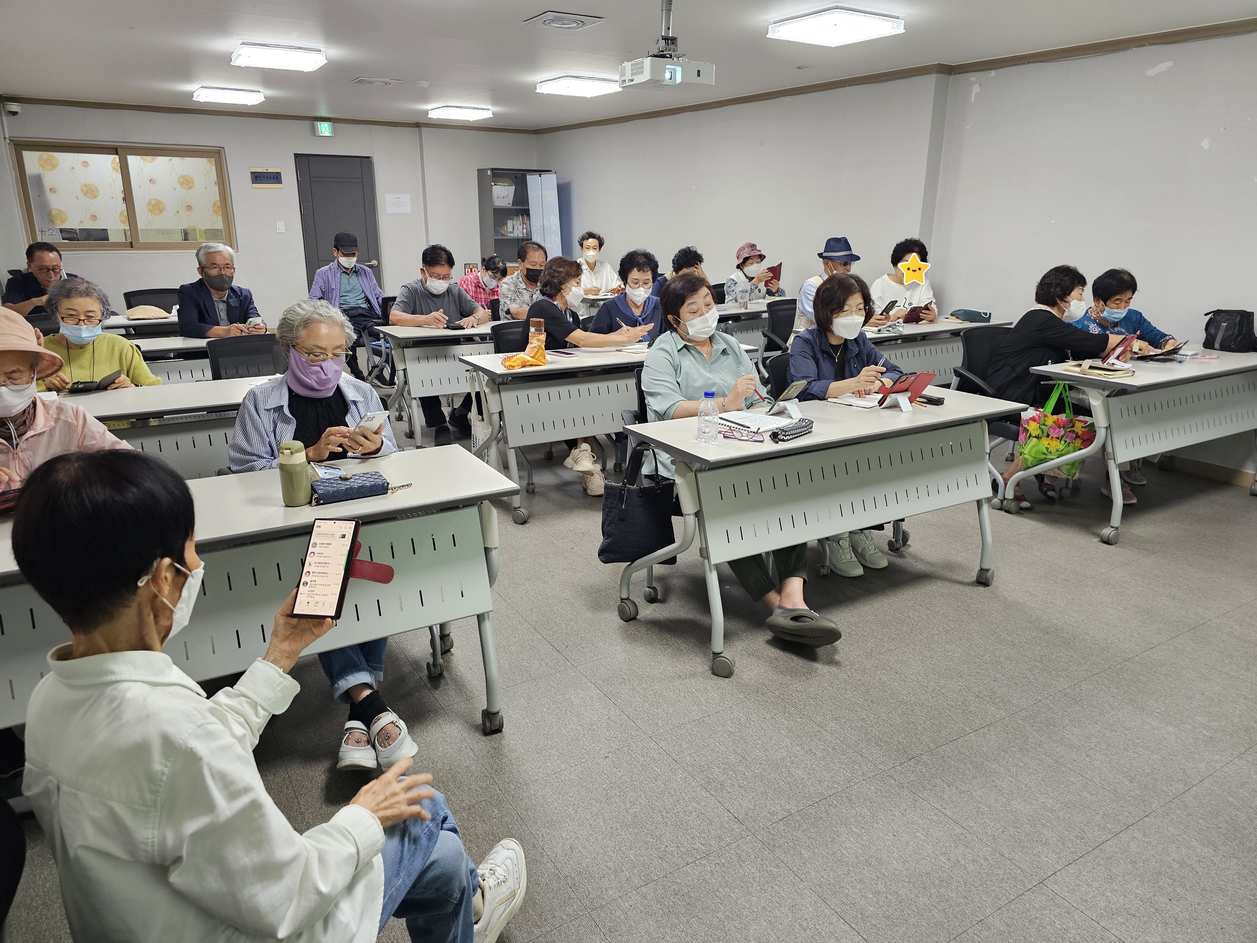 (본관) 달려라 청춘열차 '스마트폰 교실' 2024년 10월 활동사진